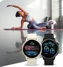 Henkilö harrastaa joogaa Garmin älykello kädessä